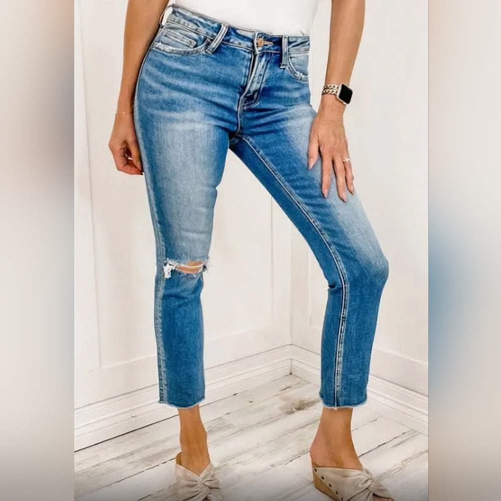 NWT Vervet Carlene Mid-rise Stretch Slim Straight Capri, size 9/29", med wash